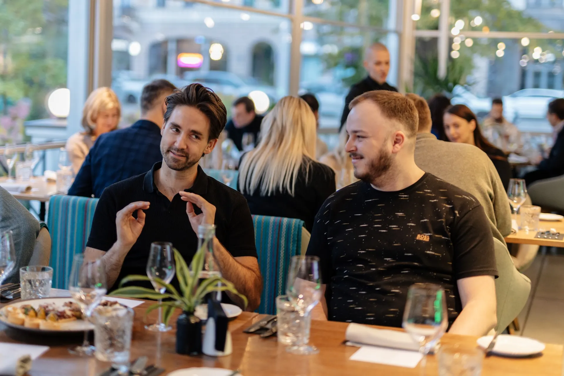 Two guests talking over dinner at Kolonāde