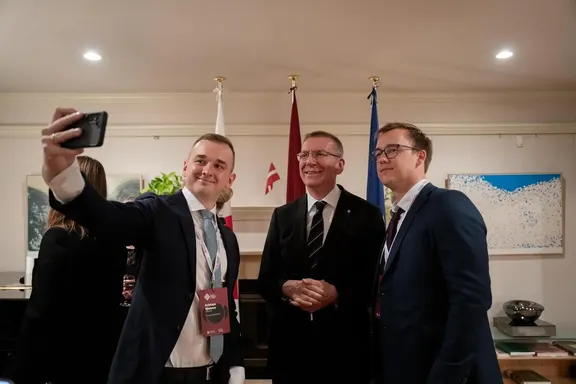 Artūrs Krūze taking a photo with President Edgars Rinkēvičs during the Latvian business delegation’s visit to Tokyo